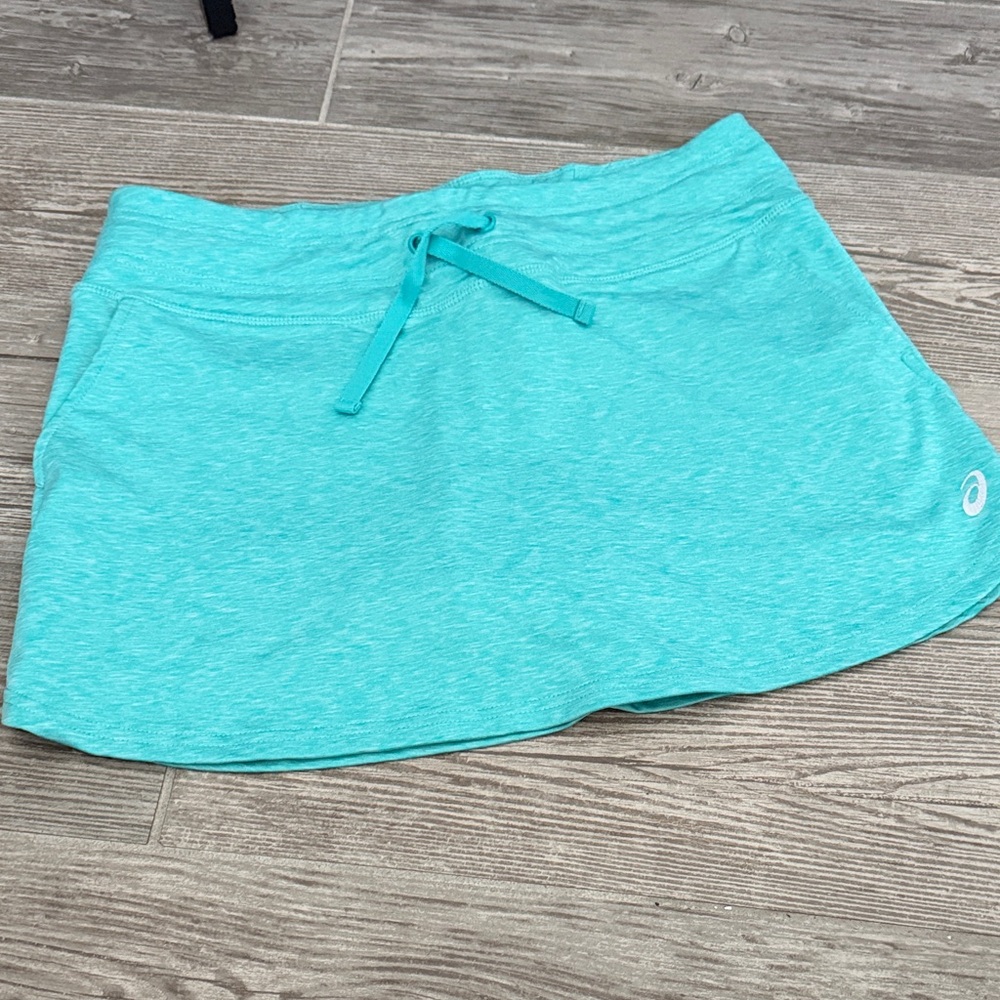 ASICS Women's Turquoise tennis  Skirt with shorts & pockets. Size small